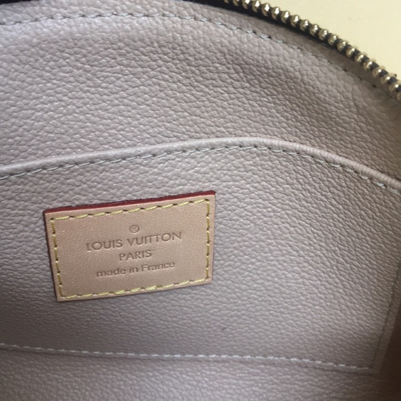 Louis Vuitton - Picture 2 of 3